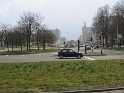 906164 Gezicht op de rotonde Paardenveld, vanaf de Amsterdamsestraatweg te Utrecht.